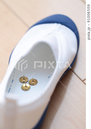 上履きに仕掛けられた画鋲 91006509
