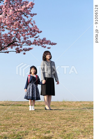 河津桜の木の下で小学校入学式の記念写真を撮る母と娘 河津桜の木の下で小学校入学式の記念写真を撮る母と娘 91006528