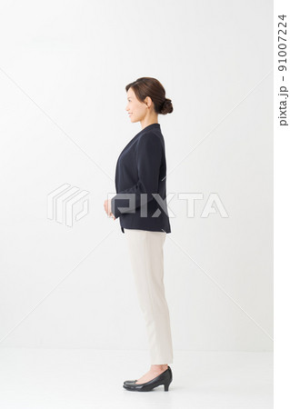 20代女性　ポートレート　全身 91007224