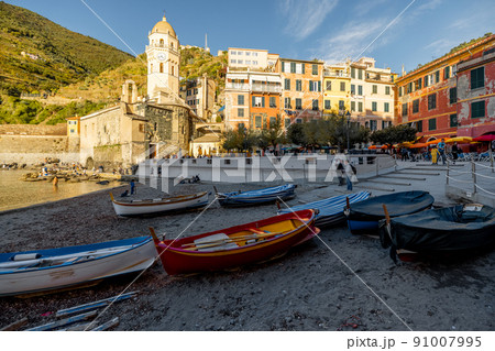 Bay with boats at Vernazza town, Italy 91007995