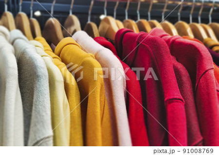 カラフルな洋服 カラフルな洋服 91008769