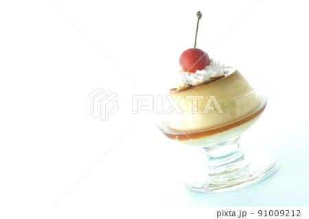 サンデーカップに盛り付けてある生クリーム、チェリーの乗った昔ながらのレトロプリン 91009212
