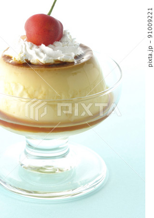 サンデーカップに盛り付けてある生クリーム、チェリーの乗った昔ながらのレトロプリン 91009221