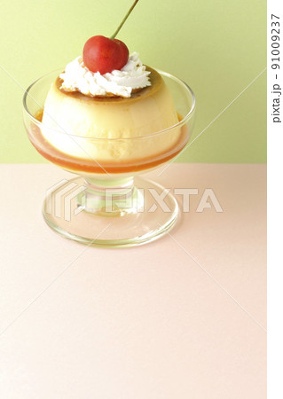 サンデーカップに盛り付けてある生クリーム、チェリーの乗った昔ながらのレトロプリン 91009237