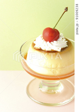 サンデーカップに盛り付けてある生クリーム、チェリーの乗った昔ながらのレトロプリン 91009238