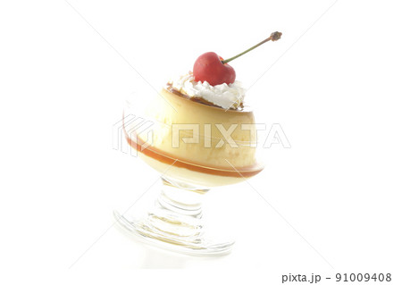 サンデーカップに盛り付けてある生クリーム、チェリーの乗った昔ながらのレトロプリンを白背景で撮影 サンデーカップに盛り付けてある生クリーム、チェリーの乗った昔ながらのレトロプリンを白背景で撮影 91009408