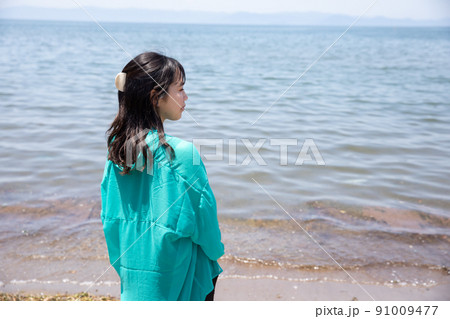 海を見つめる女性　Sea	 91009477