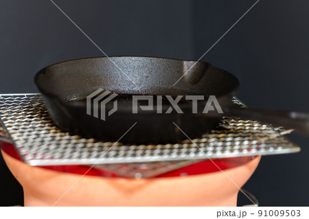 スキレットで焼く目玉焼き(備長炭・七輪) スキレットで焼く目玉焼き(備長炭・七輪) 91009503