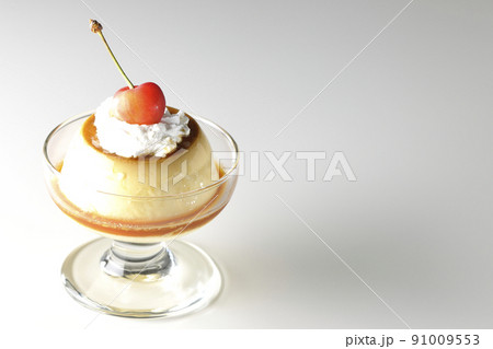 サンデーカップに盛り付けてある生クリーム、チェリーの乗った昔ながらのレトロプリンを白背景で撮影 サンデーカップに盛り付けてある生クリーム、チェリーの乗った昔ながらのレトロプリンを白背景で撮影 91009553