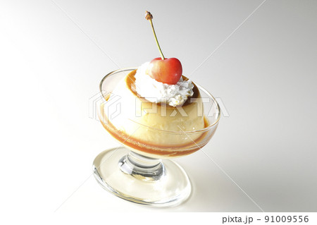 サンデーカップに盛り付けてある生クリーム、チェリーの乗った昔ながらのレトロプリンを白背景で撮影 91009556