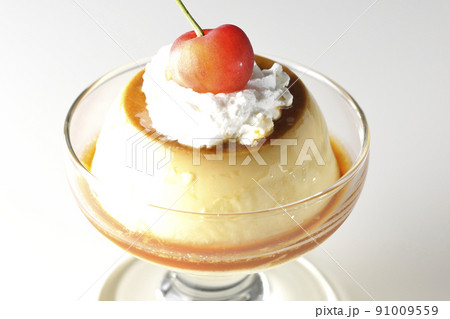 サンデーカップに盛り付けてある生クリーム、チェリーの乗った昔ながらのレトロプリンを白背景で撮影 91009559