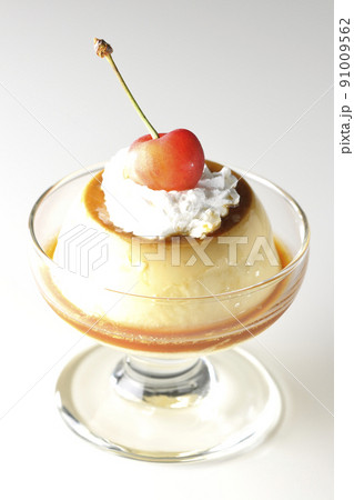 サンデーカップに盛り付けてある生クリーム、チェリーの乗った昔ながらのレトロプリンを白背景で撮影 サンデーカップに盛り付けてある生クリーム、チェリーの乗った昔ながらのレトロプリンを白背景で撮影 91009562