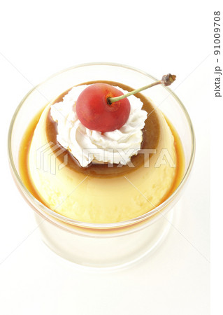 サンデーカップに盛り付けてある生クリーム、チェリーの乗った昔ながらのレトロプリンを白背景で俯瞰撮影 91009708