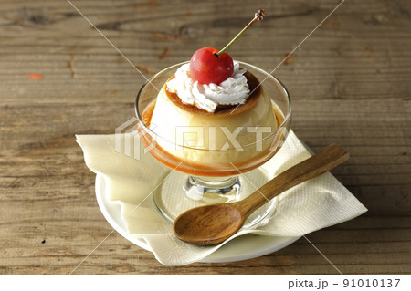 サンデーカップに盛り付けてある生クリーム、チェリーの乗った昔ながらのレトロプリン 91010137