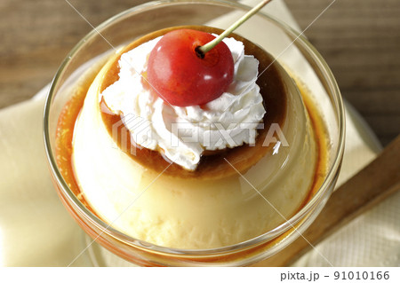 サンデーカップに盛り付けてある生クリーム、チェリーの乗った昔ながらのレトロプリン サンデーカップに盛り付けてある生クリーム、チェリーの乗った昔ながらのレトロプリン 91010166