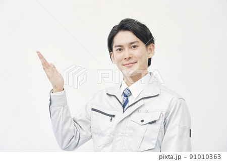 手のひらで左側を指差す作業員 白背景 手のひらで左側を指差す作業員 白背景 91010363