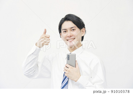 スマホを持ってグッドサインするビジネスマン 白背景 スマホを持ってグッドサインするビジネスマン 白背景 91010378