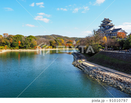 青空と岡山城天守閣 青空と岡山城天守閣 91010797