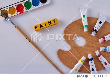 Top view palettes for painting with paintbrush on white background. 91011126