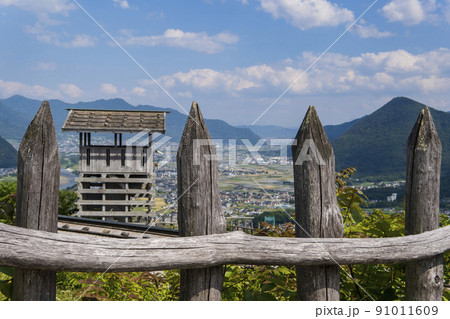 荒砥城の柵越しに見える櫓と絶景/長野県【千曲市城山史跡公園】 荒砥城の柵越しに見える櫓と絶景/長野県【千曲市城山史跡公園】 91011609
