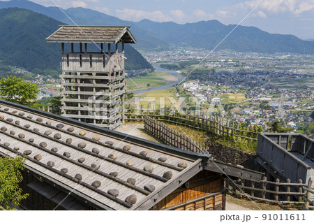千曲川と街を背景にした荒砥城／長野県【千曲市城山史跡公園】 91011611