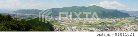 荒砥城跡の櫓から見た戸倉上山田のパノラマ／長野県【千曲市城山史跡公園】 91011621