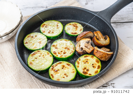 ズッキーニとブラウンマッシュルームのソテー 91011742