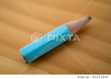 短くなった鉛筆をギリギリまで使う 91011844