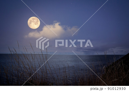 Full moon over the sea with sparkling stars Full moon over the sea with sparkling stars 91012930