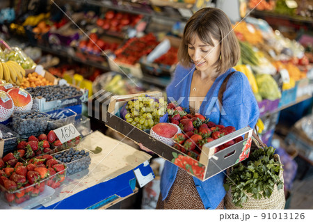 Woman shopping food at market 91013126