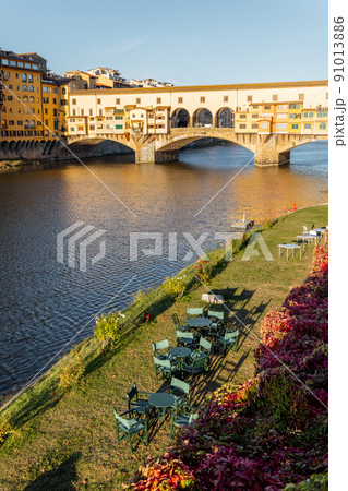 Morning view on famous Old bridge in Florence, Italy 91013886