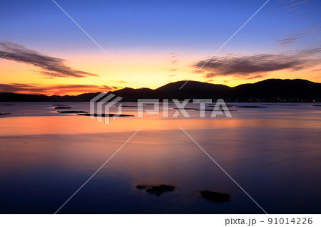 牡蠣筏が浮かぶ 夕暮れの瀬戸内風景 牡蠣筏が浮かぶ 夕暮れの瀬戸内風景 91014226