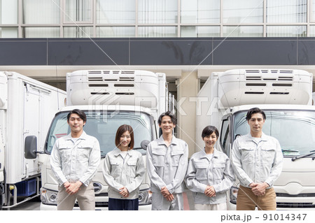 物流・運送業界　イメージ　トラックの前に並ぶ男女 91014347