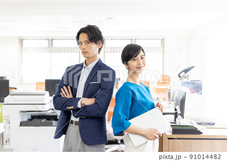 仕事の出来る若い男女 仕事の出来る若い男女 91014482
