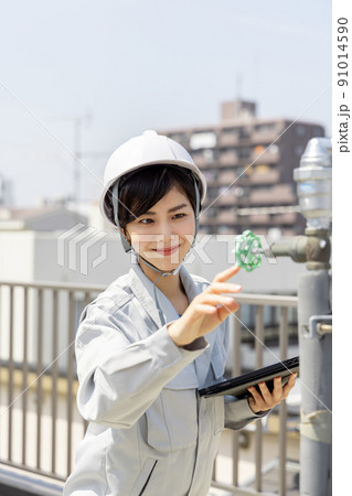 配管を点検する女性作業員 配管を点検する女性作業員 91014590