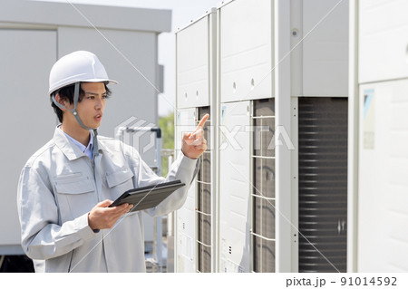 室外機を点検する男性作業員 室外機を点検する男性作業員 91014592