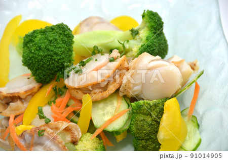 ガラス食器に盛りつけた帆立のカルパッチョ 91014905