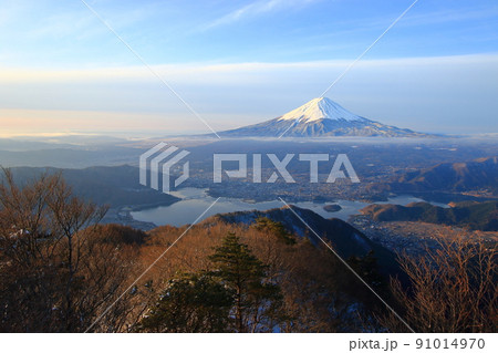 御坂山地から見る朝の富士山と河口湖 91014970