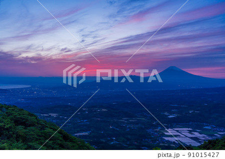 (静岡県)伊豆スカイラインから丹那盆地と富士山を望む 夕景 (静岡県)伊豆スカイラインから丹那盆地と富士山を望む 夕景 91015427