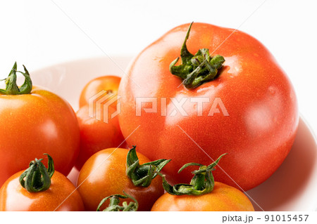 大きさが不揃いなトマト 大きさが不揃いなトマト 91015457