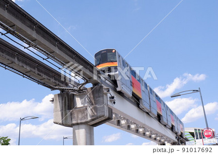 立飛駅を多摩センター駅に向かって出発する多摩都市モノレール1000系電車 立飛駅を多摩センター駅に向かって出発する多摩都市モノレール1000系電車 91017692