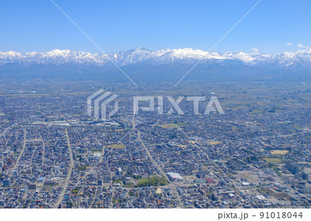 空撮・春の立山連峰と富山市 91018044