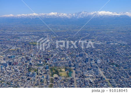 空撮・春の立山連峰と富山市 91018045