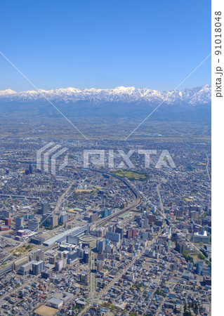空撮・春の立山連峰と富山市 91018048