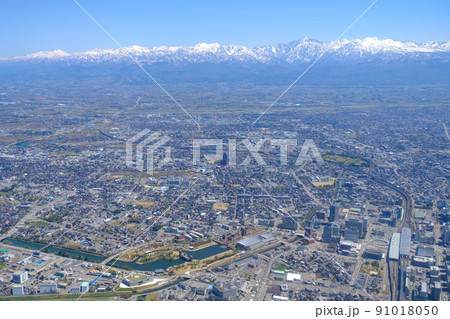 空撮・春の立山連峰と富山市 91018050