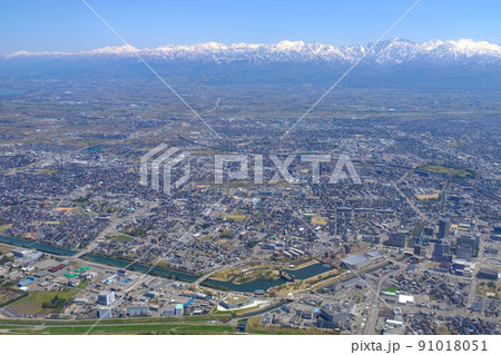 空撮・春の立山連峰と富山市 空撮・春の立山連峰と富山市 91018051