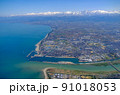 空撮・春の立山連峰と富山市・日本海 91018053