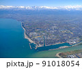 空撮・春の立山連峰と富山市・日本海 91018054
