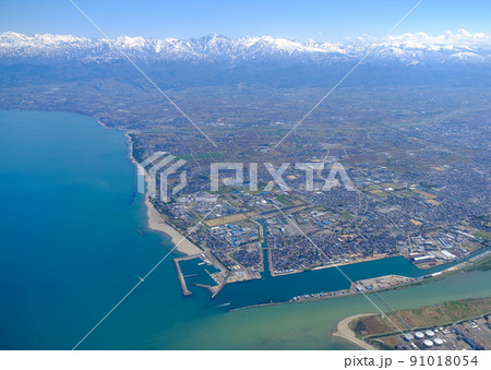 空撮・春の立山連峰と富山市・日本海 91018054