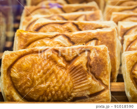 Taiyaki is a traditional Japanese fish shaped cake that is usually filled with red bean paste, but Croissant Taiyaki version comes with a buttery puff pastry to give it a croissant like texture. Taiyaki is a traditional Japanese fish shaped cake that is usually filled with red bean paste, but Croissant Taiyaki version comes with a buttery puff pastry to give it a croissant like texture. 91018590